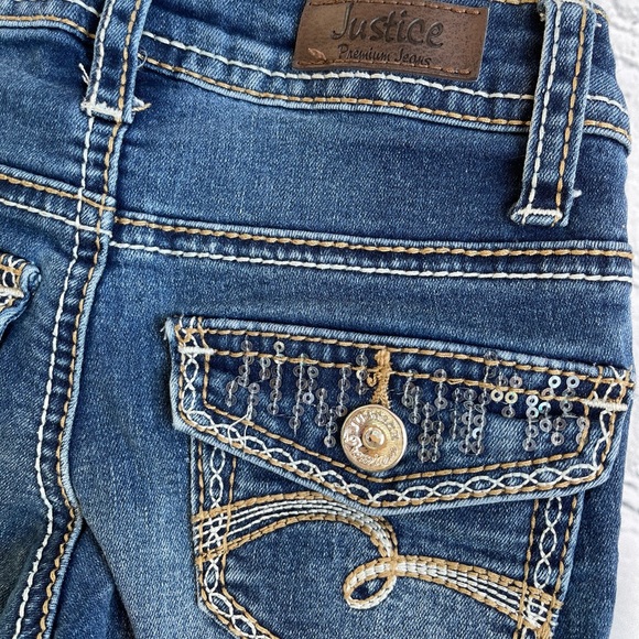 Justice Jean Capris - Picture 6 of 7